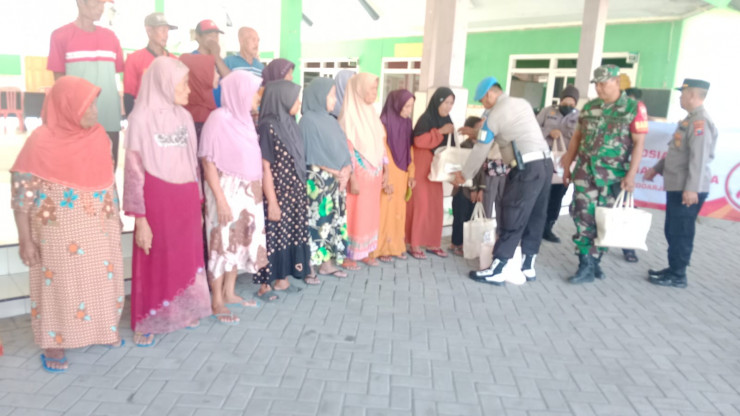 Polsek Krembung Bagikan 50 Paket Sembako Peringati Hari Bhayangkara Ke-78