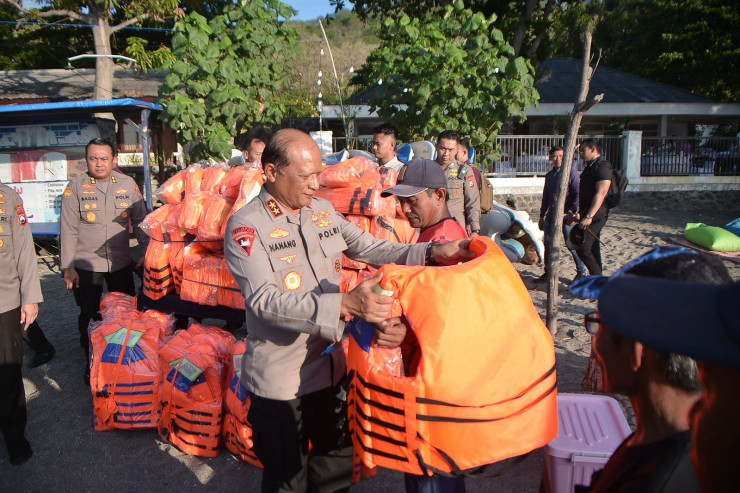 Kapolda Jatim Kunjungi Kelompok Nelayan dan Sadar Wisata di Pantai Pasir Putih Situbondo, Beri Bantuan Alat Keselamatan dan Sembako