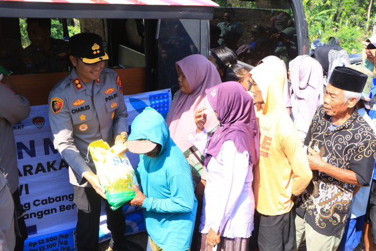 Polres Ngawi Berbagi Warga Desa Pacing : Terimakasih Pak Polisi