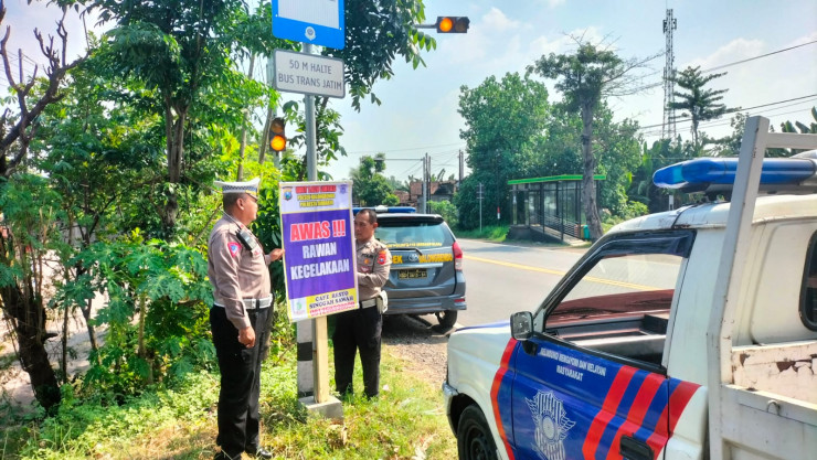 Unit Lantas Polsek Balongbendo Pasang Himbauan di Jalur Rawan Kecelakaan