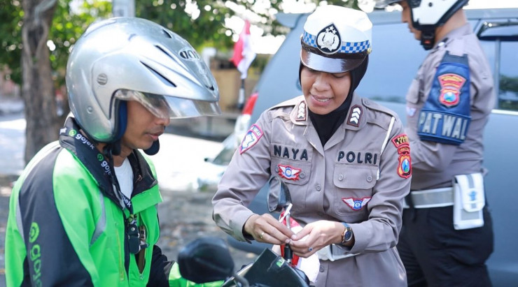 Polres Gresik Bagikan Bendera dan Pin Merah Putih di Jalan Tanamkan Semangat Kemerdekaan