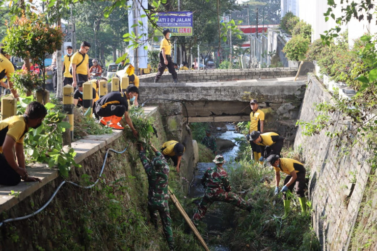 Sinergitas Polres Batu dan TNI di Hari Bhayangkara ke - 79, Peduli Lingkungan Bersihkan Sungai