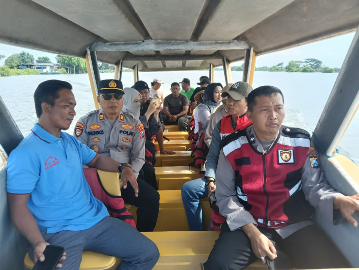 Berikan Rasa Aman, Polisi Siaga di Wisata Bahari Tlocor Selama Libur Lebaran