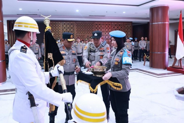 Kapolda Jatim Pimpin Upacara Pemuliaan Nilai Luhur Tribrata Pataka Polda Jatim 'Tan Hana Dharma Mangrwa'