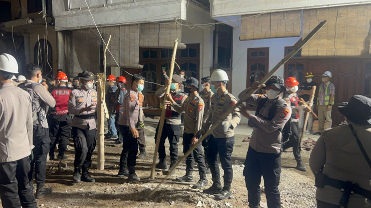 Personel TNI-Polri Berjibaku Bersihkan Puing Reruntuhan Bangunan Ponpes