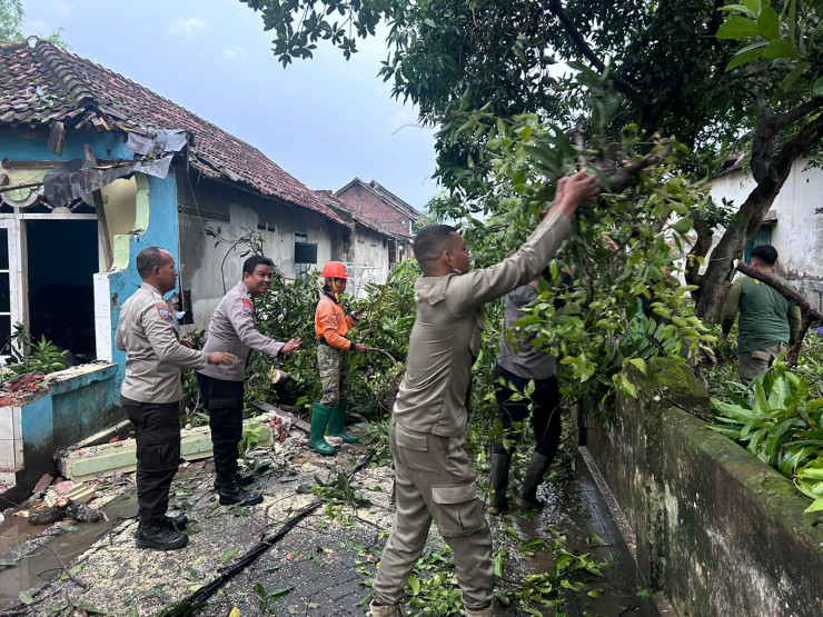 Hujan Deras Disertai Angin Terjang Empat Desa di Prambon