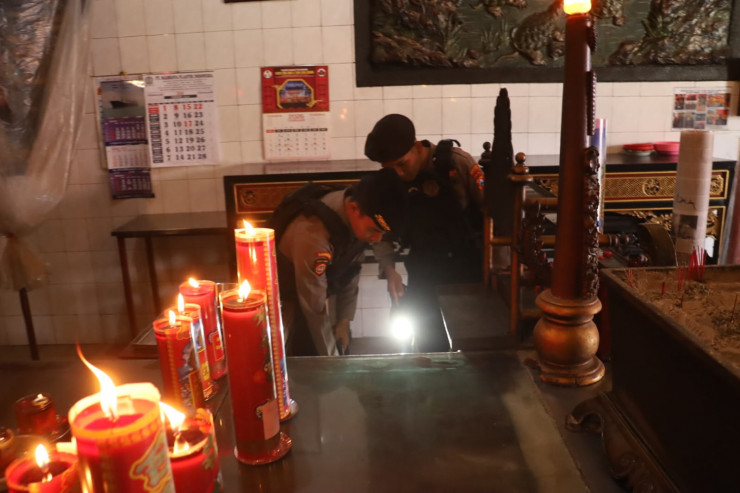 Polres Pelabuhan Tanjungperak Sterilisasi Klenteng Jelang Perayaan Imlek