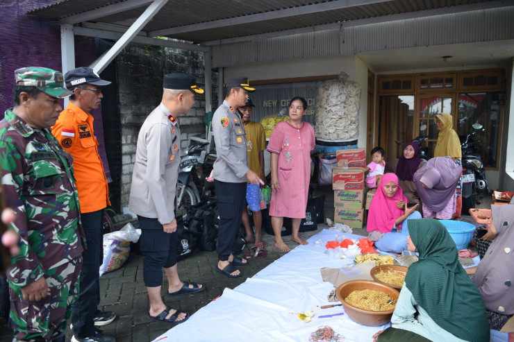 Kapolres Gresik Salurkan Bantuan Sosial Bagi Warga Terdampak Banjir di Benjeng