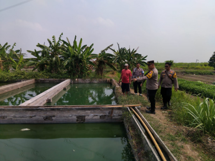 Kapolsek Krembung Cek Kolam Gurami dan Tanaman Warga untuk Ketahanan Pangan