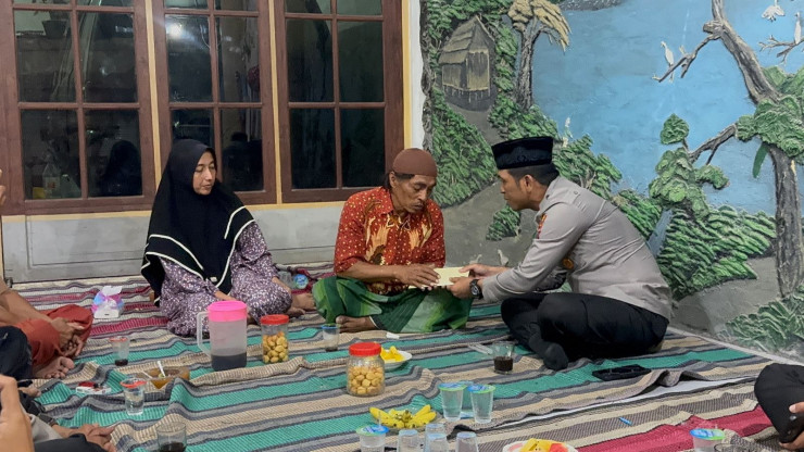 Kapolresta Sidoarjo Takziyah dan Berikan Santunan Ke Keluarga Santri Rizki Maulana