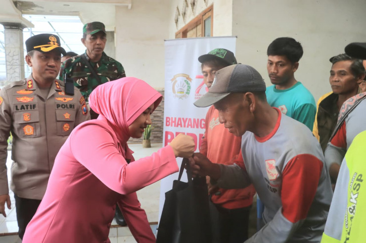 Polres Probolinggo Bantu Warga Terdampak Angin Puting Beliung