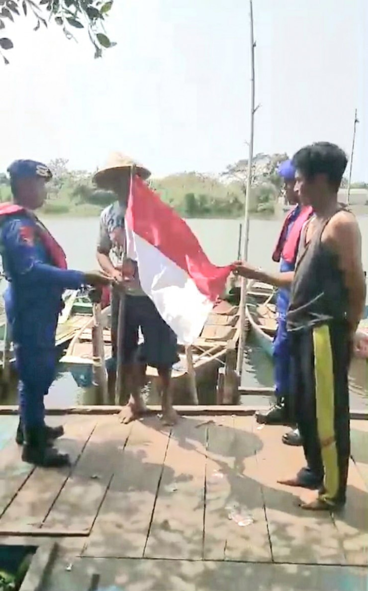 Satuan Polairud Polresta Sidoarjo Gelar Patroli Keamanan dan Bagikan Bendera Merah Putih di Dermaga Tlocor