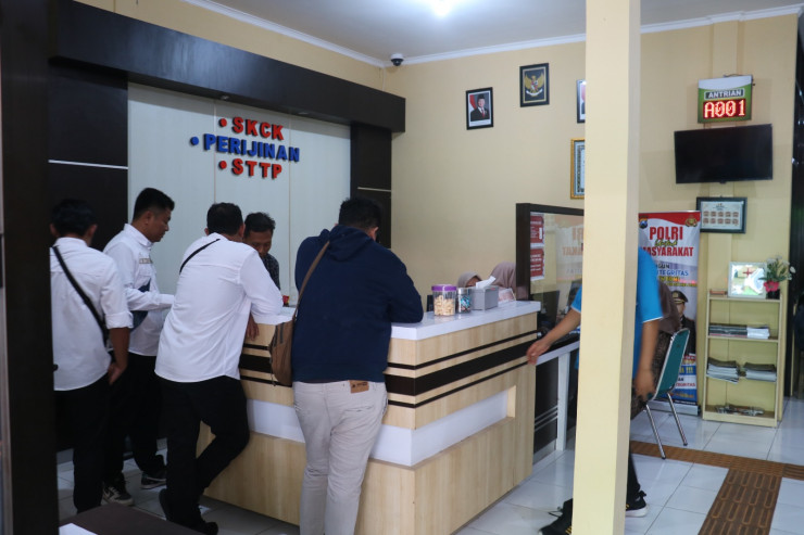 Polres Pacitan Perpanjang Jam Pelayanan SKCK Petugas Lembur Hingga Pukul 01.00 Dini Hari