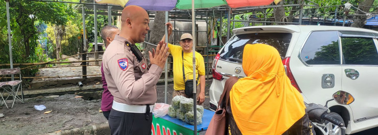 POLANTAS MENYAPA MASYARAKAT, SOSIALISASIKAN TERTIB BERLALU LINTAS DAN KESELAMATAN BERKENDARA MENJELANG OPERASI ZEBRA 2025