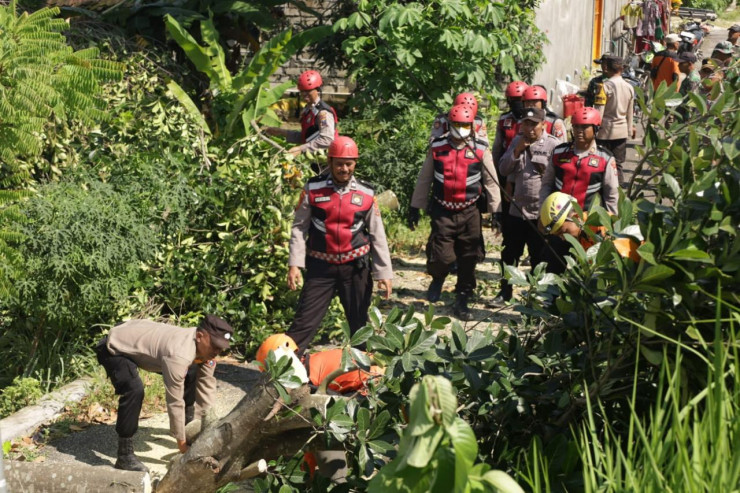 Tanggap Bencana, Polres Tuban Tangani Dampak Angin Puting Beliung