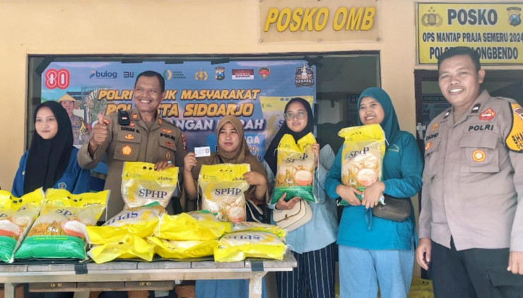 Polsek Balongbendo Gelar Bazar Beras Murah, Warga Antusias Serbu Lokasi