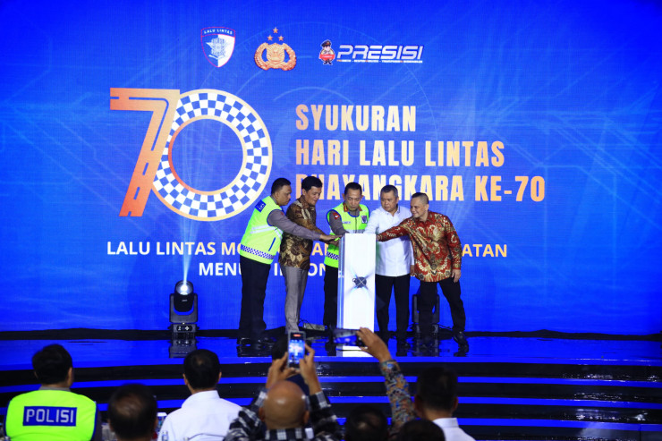 Hadiri Syukuran HUT Lalu Lintas ke-70, Kapolri Luncurkan Digital Korlantas dan Sematkan Pin Emas