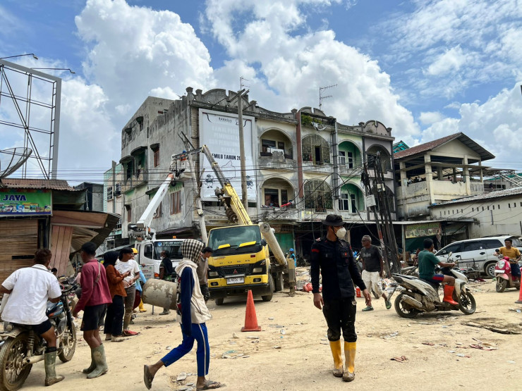 Personel Brimob Kawal Penormalan Listrik di Aceh Tamiang