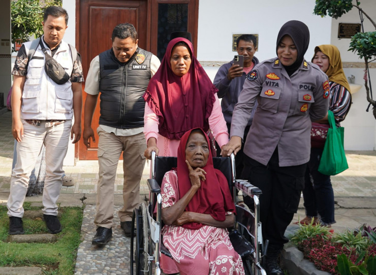 Polres Probolinggo Fasilitasi Penjemputan Ibu Nortaji yang Sempat Dirawat di Griya Lansia Malang