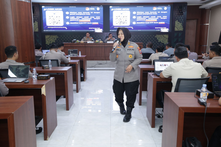 Personel Polda Jatim Ikuti Pelatihan Kehumasan Melalui E-Learning Perkuat Hadapi Tantangan Komunikasi di Era Digital
