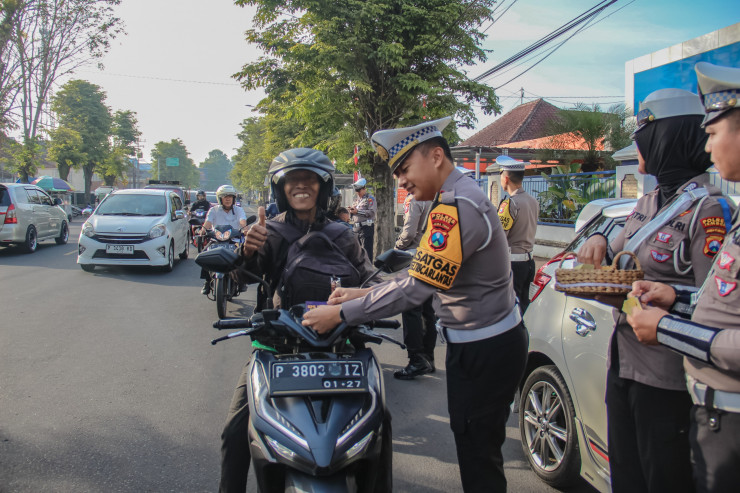 Bukan Razia Biasa, Polres Jember Jadikan Operasi Patuh Semeru Aksi Senyum dan Cokelat untuk Keselamatan
