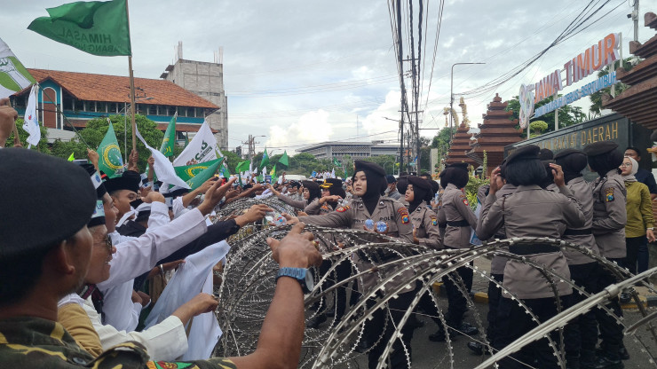 Polrestabes Surabaya Libatkan Tim Negosiator Polwan, Beri Layanan Pengamanan Aksi Ribuan Santri di DPRD Jatim