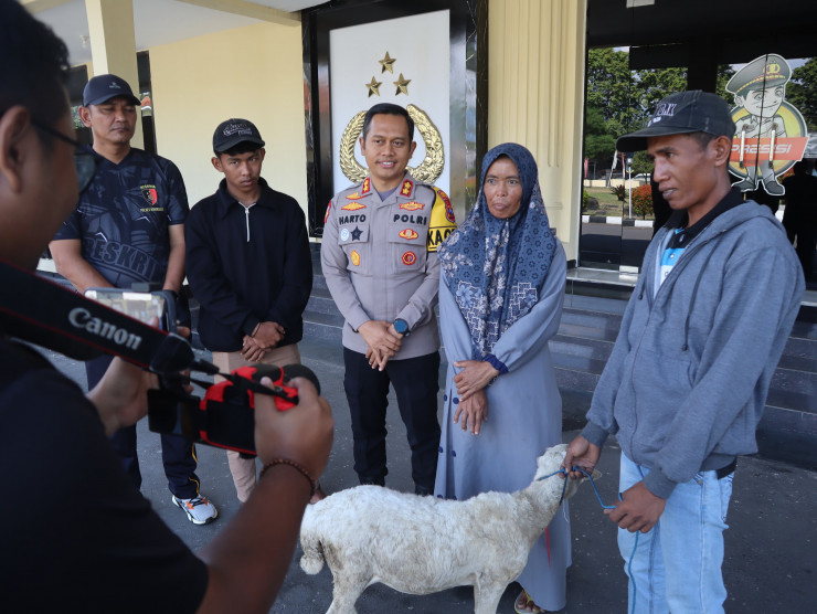 Polres Bondowoso Amankan Tersangka Curwan, Barang Bukti Kambing Diserahkan Kembali ke Pemilik